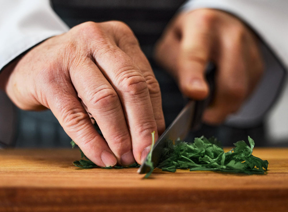 🌿 專業廚師的香草指南：風味最濃郁的清洗、切法與保存祕訣